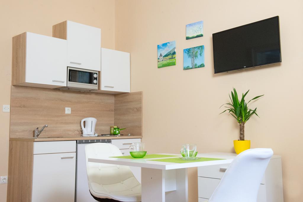 Couette-café Teslova 3*